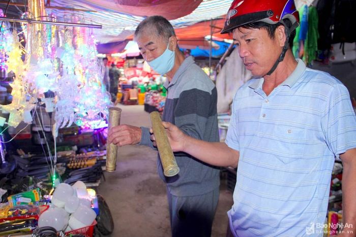 Phong tục của đồng bào vùng cao, dịp cuối năm đến chợ, ngoài mua sắm quần áo, thực phẩm... tết, còn dành tiền để mua các loại nông cụ sản xuất để bước sang năm mới làm ăn được thuận lợi. Ảnh: Quang An