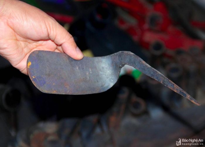 Đây là chiếc vạch cỏ, đồng bào các dân tộc dùng để làm cỏ lúa rẫy. Giá bán 30.000 đồng/chiếc. Ảnh: Xuân Hoàng