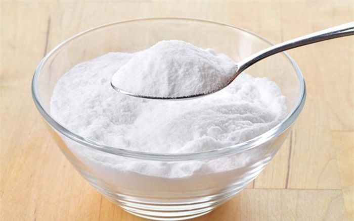 Soda tẩy da chết: Soda có thể loại bỏ các tế bào da chết tích tụ trong các lỗ chân lông. Cách sử dụng: Cho ½ thìa cà phê baking soda với 2 muỗng cà phê nước. Bôi nó lên da và xoa khoảng 2-3 phút trước khi rửa mặt bằng nước ấm. Dùng phương pháp này hàng tuần để ngăn ngừa sự tích tụ các tế bào da chết trong lỗ chân lông của bạn.