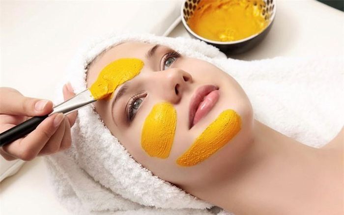 Bột nghệ để ngăn ngừa mụn trứng cá. Cách sử dụng: Kết hợp một chút bột nghệ với 1 muỗng cà phê nước hoa hồng và bôi hỗn hợp đã được chuẩn bị trên toàn bộ khuôn mặt của bạn. Sau 5-10 phút, rửa mặt bằng nước ấm.