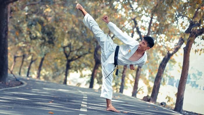 Sau mổ cận thị người bệnh cần tránh các hoạt động dễ gây chấn thương cho mắt (Ảnh: Interenet)