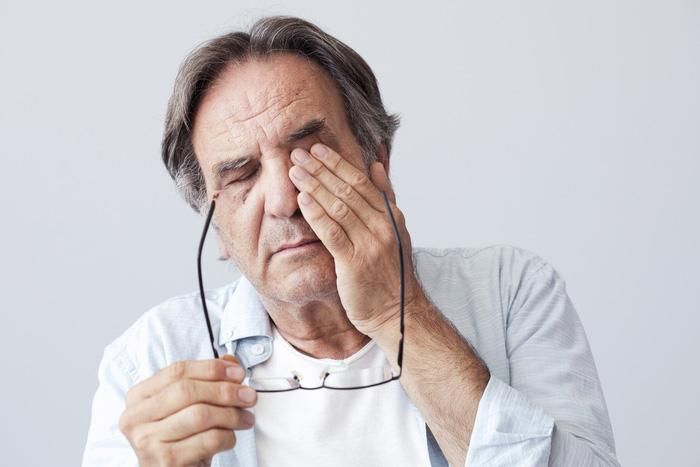 Ngứa mắt, cộm mắt sau mổ cận thị có thể khiến bệnh nhân cảm thấy khó chịu (Ảnh: Internet)