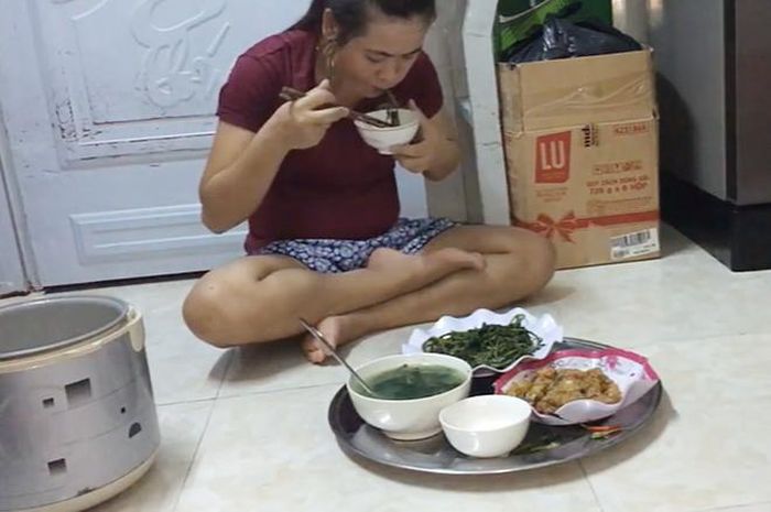 Bữa cơm đạm bạc của công nhân trong những ngày cuối năm. 