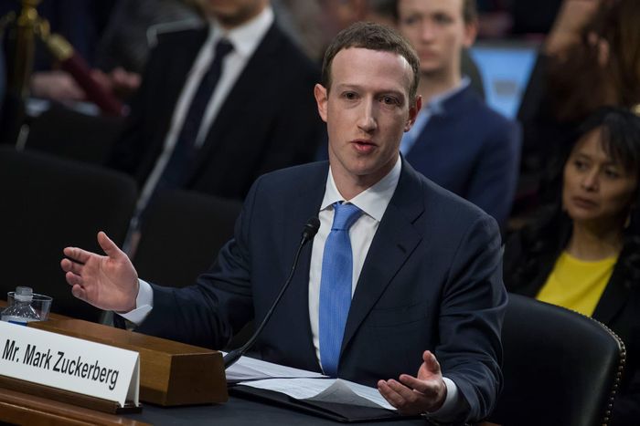  Mark Zuckerberg đã phải nhiều lần điều trần trước Quốc hội Mỹ vì những cáo buộc liên quan đến độc quyền và bán thông tin cá nhân người dùng . Ảnh: CNBC. 