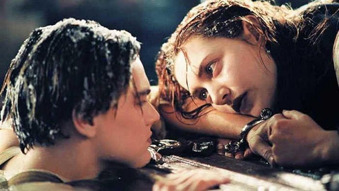  Cái chết thương tâm của Jack trong phim Titanic luôn là bi kịch làm ám ảnh người xem. Jack nhường Rose tấm gỗ và qua đời do không chịu được nước lạnh cóng. Tuy nhiên, nhiều nghiên cứu chỉ ra rằng Jack hoàn toàn có thể sống sót cho đến khi có người trợ giúp. Theo Entertainment Weekly, trong chương trình MythBusters phát trên Discovery, Adam Savage và Jamie Hyneman đã làm thí nghiệm chứng minh Jack hoàn toàn có thể sống và hướng đến cái kết khác. 