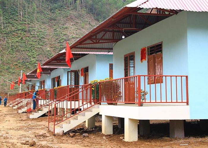 Những ngôi nhà mới của bà con được trang hoàng đẹp đẽ, đầy sắc Xuân. Ảnh: Q.HẢI 