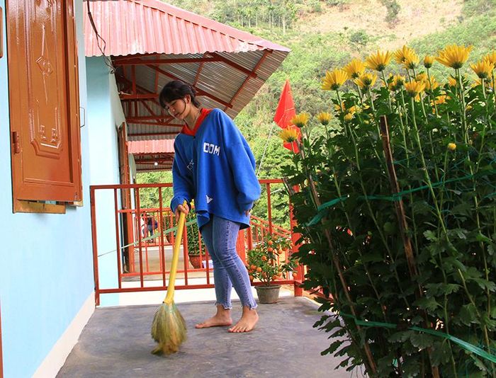 Cháu Nguyễn Thị Xuân Quyền quét dọn ngôi nhà mới của mình. Ảnh: Q.HẢI 