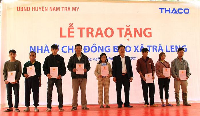Chính quyền huyện Nam Trà My trao sổ đỏ cho bà con. Ảnh: Q.HẢI 