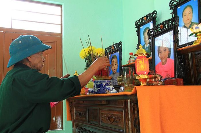 Trong ngôi nhà mới, già làng Hồ Văn Đề đã lập bàn thờ cho con cháu của mình. Ảnh: Q.HẢI 