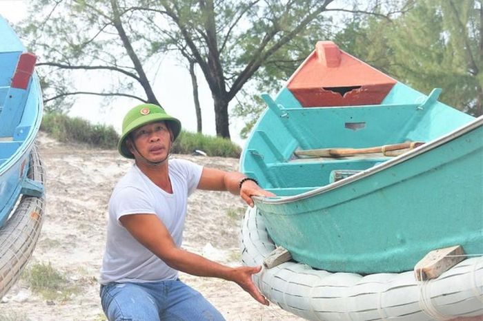 Ngư dân Trần Văn Ngư (xã Ngư Thủy Bắc) đã dùng chiếc thuyền này cứu gần 100 người thoát lũ. 