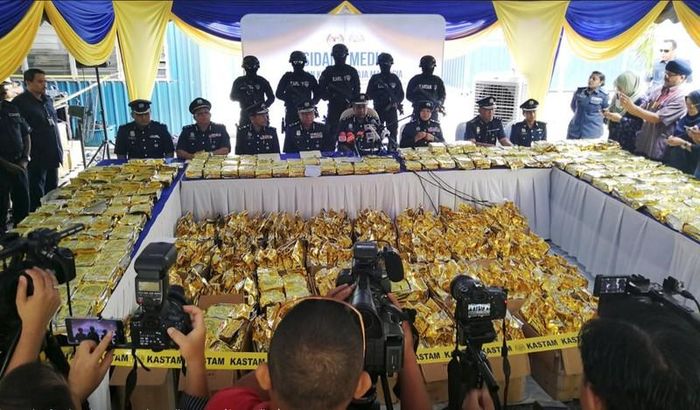 Hải quan Malaysia trưng bày 1.187kg Methamphetamine trị giá 71 triệu ringgit (17,8 triệu USD) bị thu giữ trong một cuộc họp báo ở Nilai, Malaysia ngày 28/5/2018. Ảnh tư liệu: Reuters. 