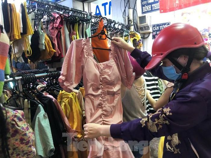 Những bộ đầm đẹp mắt có giá từ 100.000 đồng/bộ.