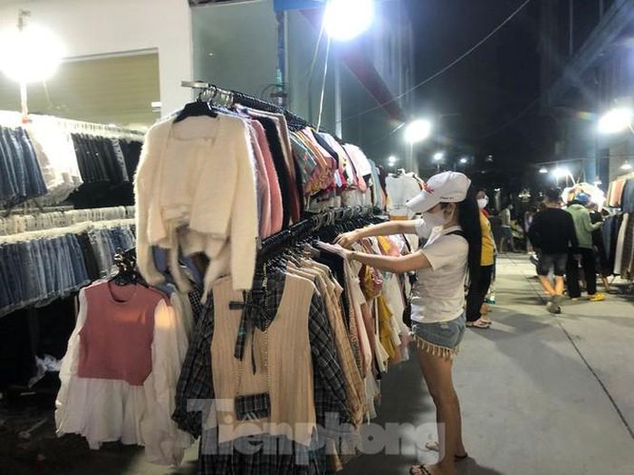Phương châm của nhiều chủ hàng này là "không để khách đi", nghĩa là họ sẽ chiều khách hết cỡ, vừa giảm giá, vừa tặng thêm ưu đãi như bao đổi hàng, sửa miễn phí...