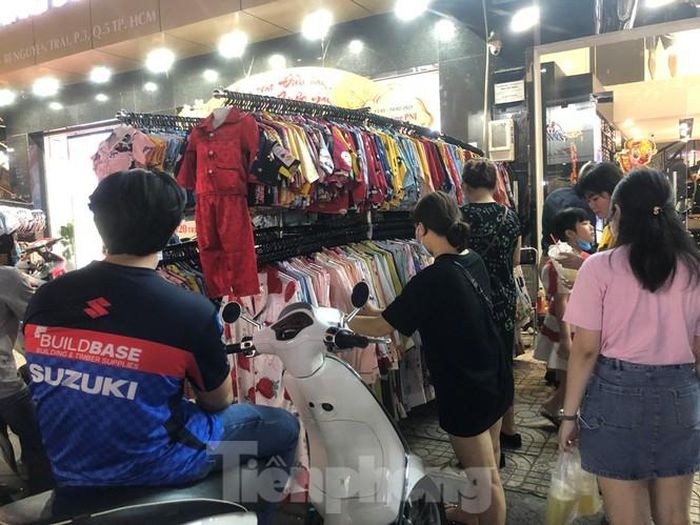 Chị Hằng (nhân viên siêu thị, quê Hải Dương) bộc bạch: "Năm nay ở quê bùng dịch COVID-19 nên tôi đã trả vé và sẽ ăn tết Sài Gòn. Dẫu vậy, tôi vẫn tranh thủ mua sắm quần áo, bánh kẹo để gửi về cho các em ở quê. Dù dịch bệnh nhưng vẫn mong gia đình có cái Tết đầy đủ".