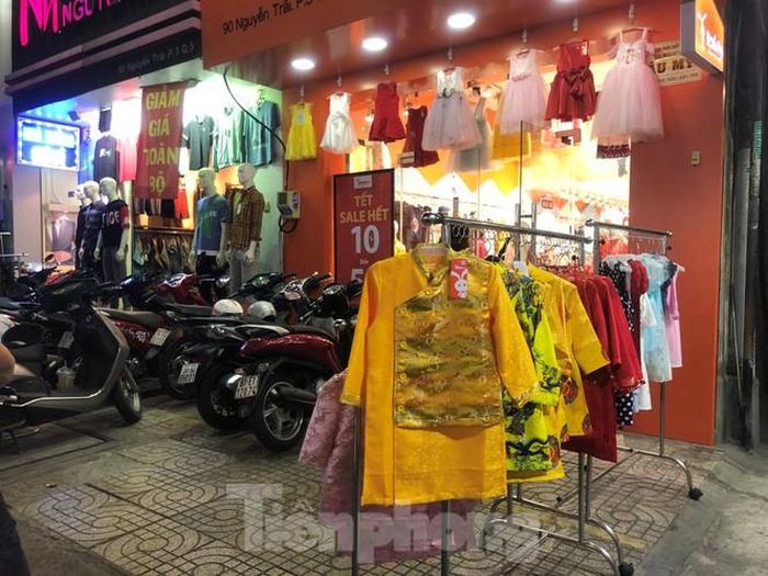 Áo dài trẻ em được may bằng gấm đẹp mắt