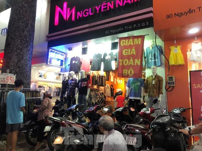 Từ cửa hàng lớn đến hàng vỉa hè đều đua nhau giảm giá sập sàn mùa cuối năm.