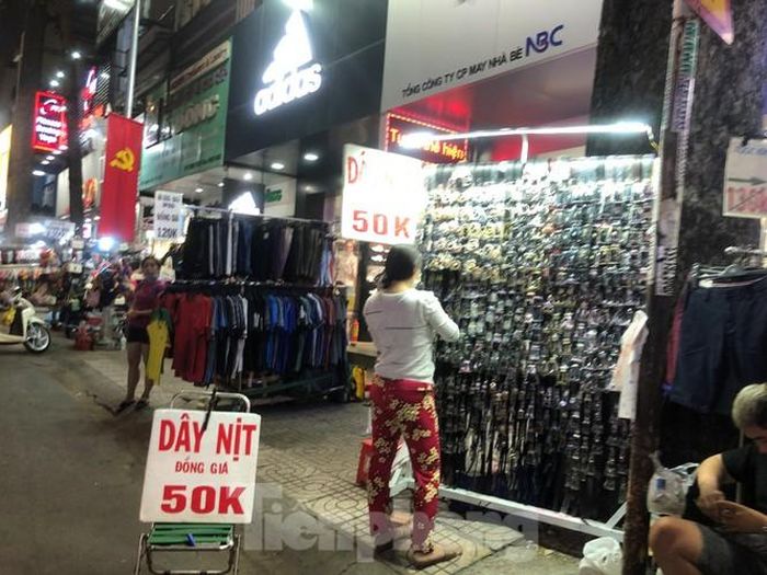 Dây nịt đồng giá 50.000 đồng/cái khá ế khách.