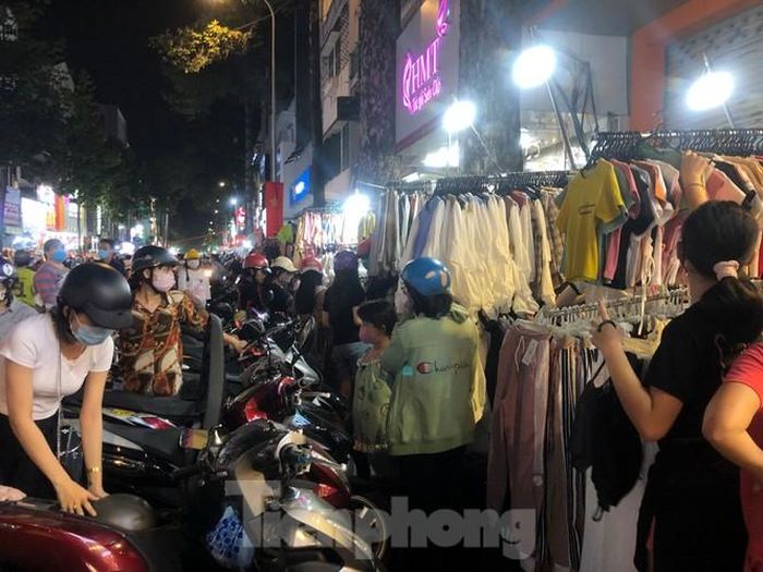 Từ 19h trở đi, trên nhiều tuyến đường thời trang như Nguyễn Trãi (Q.5), Cách Mạng Tháng Tám (Q.10, Q.Tân Bình), Lê Văn Sỹ (Q.Phú Nhuận)... các mặt hàng thời trang bày bán hai bên đường luôn tấp nập người mua, kẻ bán.