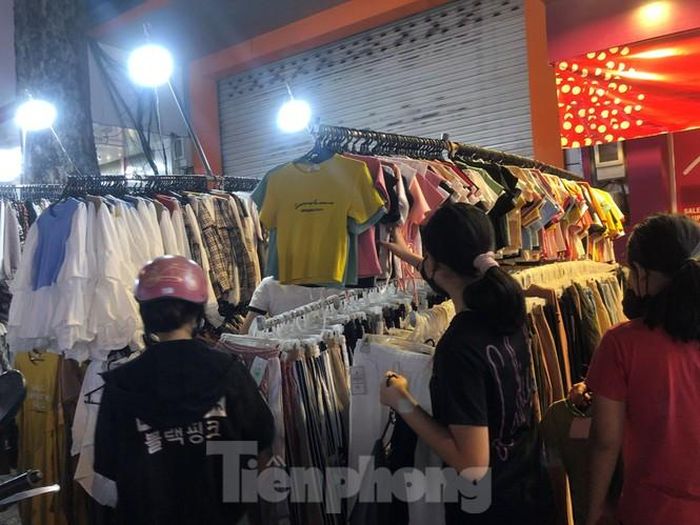 Chị Thủy (chủ một quầy hàng quần áo thời trang) cho hay: "Cả năm nay do ảnh hưởng dịch bệnh COVID-19, việc buôn bán càng khó khăn hơn. Hiện lượng khách đã giảm hơn 50%, mình phải hạ giá để có khách".