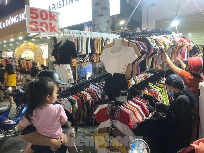 Quần áo thời trang đẹp mắt nhưng giá chỉ từ 50.000-60.000 đồng/cái.