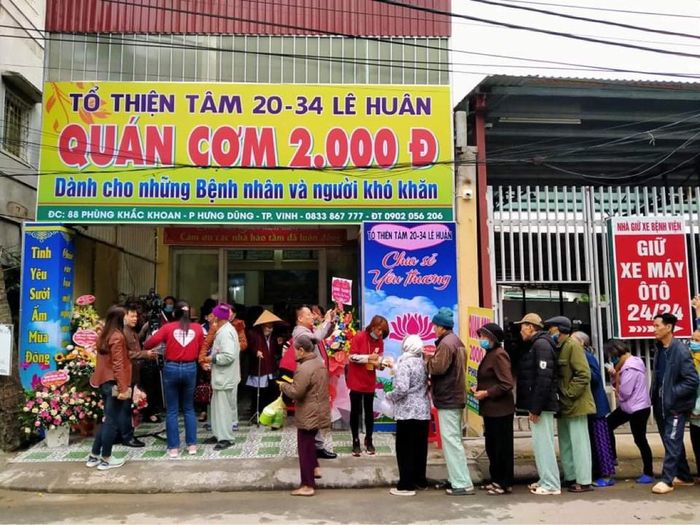 Từng dòng người xếp hàng chờ mua cơm