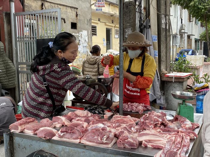 Thịt thành phẩm ở các chợ Nam Đồng, Láng Hạ, chợ Hôm (Hà Nội) phổ biến trong khoảng 150.000 – 170.000 đồng/kg