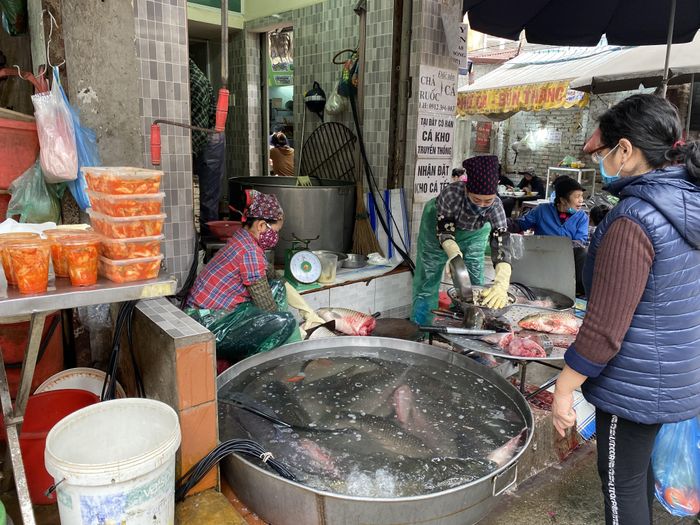 Cá lăng, cá chép quanh mức 100.000 đồng/kg, giá cả ổn định hơn các loại hải sản khác