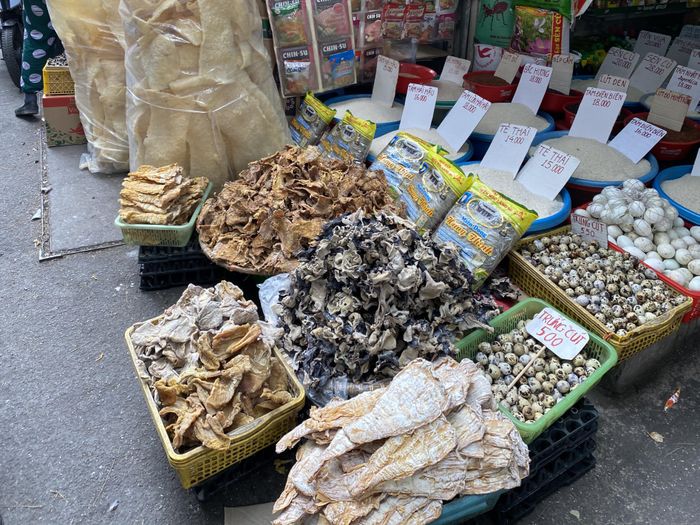 Giá đắt nhưng hàng hóa không có bao bì, nhãn mác, để ngay bên đường xe chạy, không che chắn. Khách hàng chỉ biết mua theo giới thiệu của người bán: đặc sản, hàng nhà làm, mối quen tin tưởng lâu năm