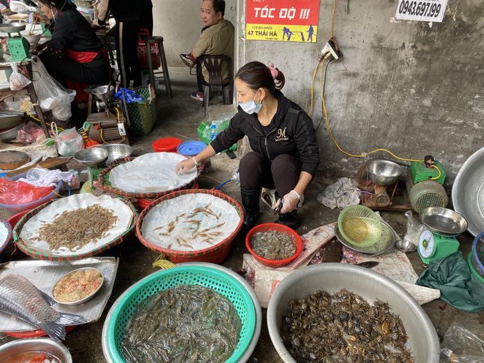 Hải sản lại có xu hướng tăng giá nhẹ. Tôm lớp đắt ngang tôm sú thường ngày, lên ngưỡng 350.000 đồng/kg. Tôm sú tăng giá mạnh lên 450.000 đồng/kg. 