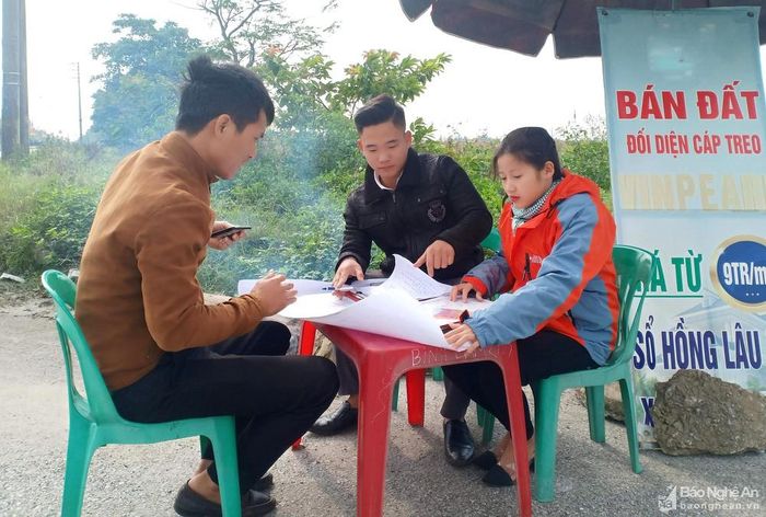 Nắm bắt thị trường, nhiều công ty bất động sản đã cử cả nhân viên tư vấn ra ngồi ngay bên tuyến đường Đại lộ Vinh - Cửa Lò để tư vấn cho khách hàng. Ảnh: Tiến Đông