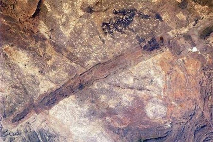 Great Dyke là khu nham thạch kim loại thuộc Zimbabue hình thành từ 2,5 tỉ năm trước.