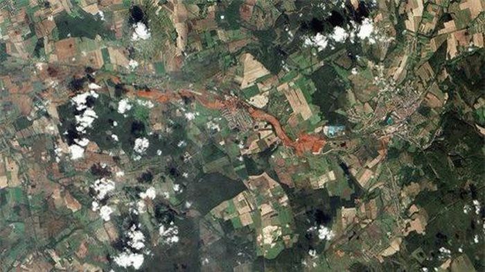 Thảm họa bùn đỏ ở Hungary nhìn từ vũ trụ.