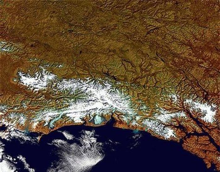 Các dãy núi và sông băng ở Alaska, nước Mỹ.