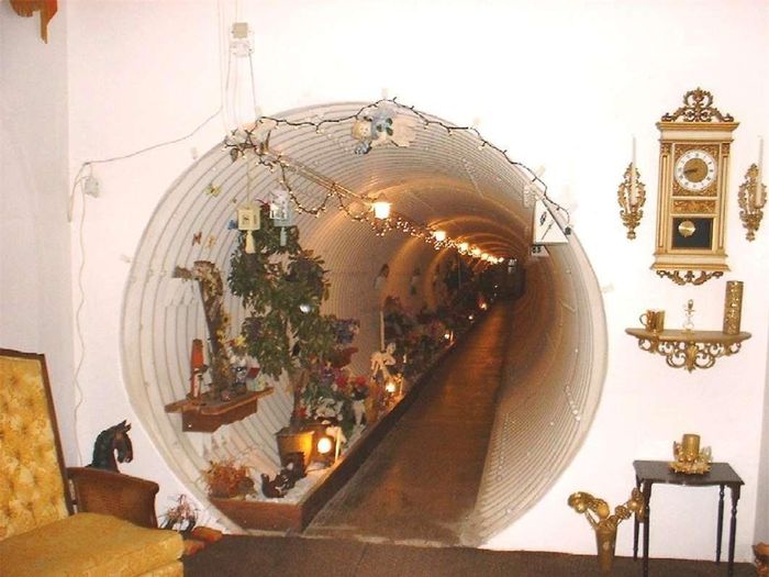 Missile Silo Mansion “điền trang tên lửa”:Một trong những hầm chứa tên lửa bị bỏ hoang ở Hoa Kỳ đã được giáo viên Ed Peeden mua lại và được chuyển đổi thành một tòa nhà ấm cúng.