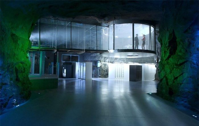 Trung tâm dữ liệu của Bahnhof:nhà cung cấp dịch vụ Internet lớn nhất của Thụy Điển, nằm trong boongke Pionen bị bỏ hoang. Từng là một trong những hầm tránh bom được bảo vệ nghiêm ngặt nhất, được thiết kế để bảo vệ cho các quan chức hàng đầu của nhà nước. Nằm ở trung tâm của Stockholm, dưới gần 30 mét mặt đất. Không gian 1.110 m2 được thiết kế từ năm 2007 đến năm 2008 với 4.000 mét khối đá rắn bao quanh để tạo ra một không gian độc nhất vô nhị này. Do đó, trung tâm dữ liệu này có thể dễ dàng vượt qua khi bị tấn công trực tiếp từ bom nhiệt hạch.