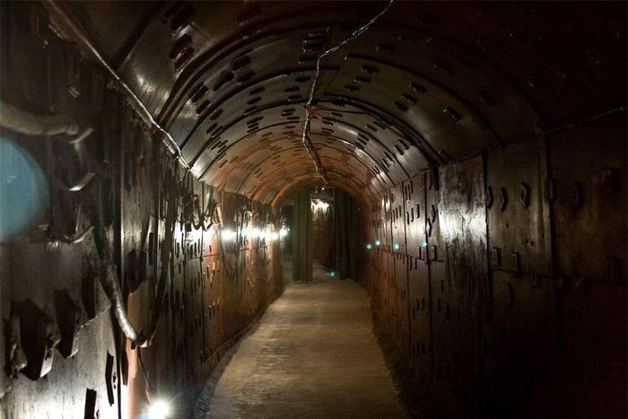Bunker 42:Năm 1956, Bộ Chỉ huy Không quân tầm xa Liên Xô đã đóng quân ở đây và thực hiện nhiều cuộc họp quan trọng. Bunker 42 được xây dựng tại Moscow liên quan đến mối đe dọa của một cuộc chiến tranh hạt nhân với Hoa Kỳ. Năm 2006, chính phủ Nga tổ chức bán đấu giá Bunker 42 và địa điểm đặc biệt này đã được tu sửa để biến thành Bảo tàng Chiến tranh Lạnh, mở cửa cho công chúng. Căn hầm có tổng diện tích 7.000 m2 giờ đây là một bảo tàng lịch sử quân sự và một khu giải trí.