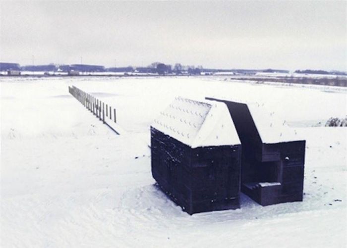 Bunker 559:Pháo đài này từng là một phần của tuyến phòng thủ Amsterdam, hệ thống hầm ngầm và lô cốt dài 135 km, được xây dựng bắt đầu từ năm 1672. Ngày nay, boongke là một bảo tàng khác thường, nó được “xẻ” thành hai phần để hiển thị phần bên trong của tòa nhà.