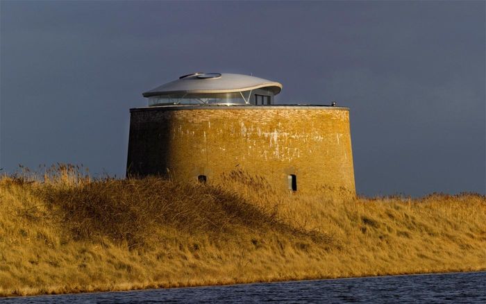 Tháp Martello (Martello Tower):Tòa tháp phòng thủ này có niên đại từ Chiến tranh Napoleon, được xây dựng vào năm 1808 tại Suffolk của Anh, đã từng được sử dụng cho mục đích phòng thủ. Việc chuyển đổi tòa tháp đầu thế kỷ 19 được thực hiện bởi các kiến trúc sư Piercy &amp; Company, phối hợp với Billings Jackson Design. Nó đã giành được một giải thưởng từ Viện Kiến trúc sư Hoàng gia Anh. Ngày nay Martello Tower được chuyển đổi thành một ngôi nhà riêng và được bán trên thị trường với mức giá 1,25 triệu bảng.