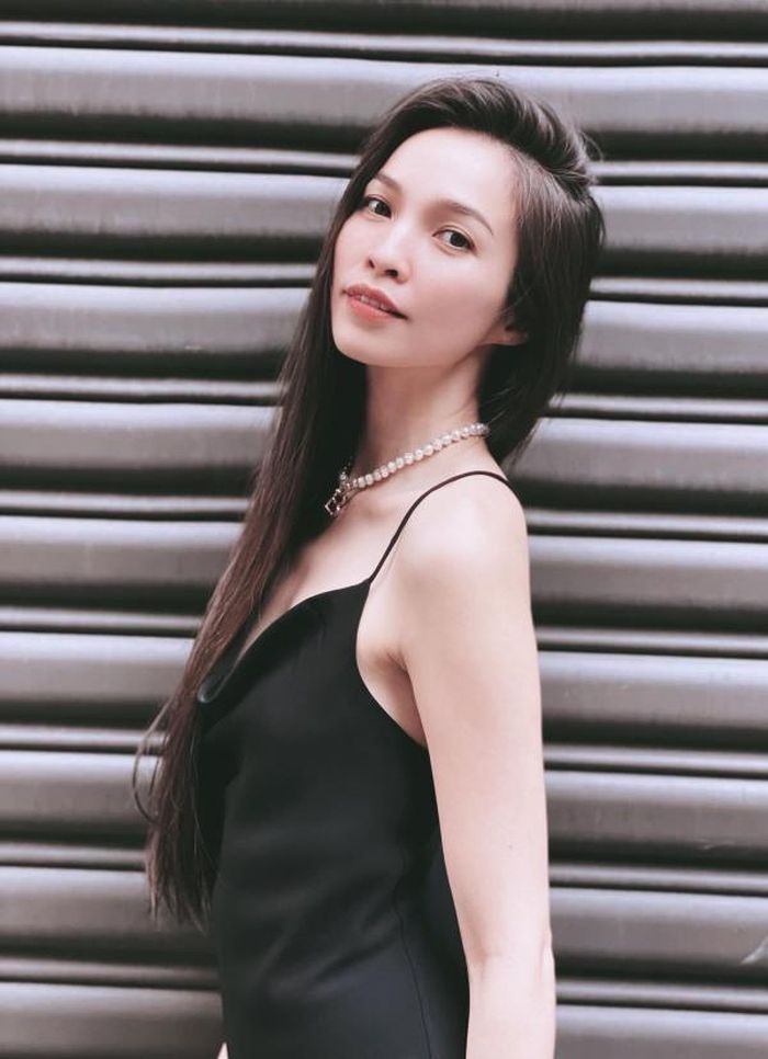 Sự kỹ lưỡng, cẩn trọng trong cách chăm sóc cơ thể, làm đẹp của nữ ca sĩ 8x rất đáng để phụ nữ học hỏi. Chính nhờ vào lối sống lành mạnh mà nhan sắc lẫn vóc dáng của Hiền Thục vẫn xinh đẹp, hoàn hảo dù đã bước sang tuổi 40.