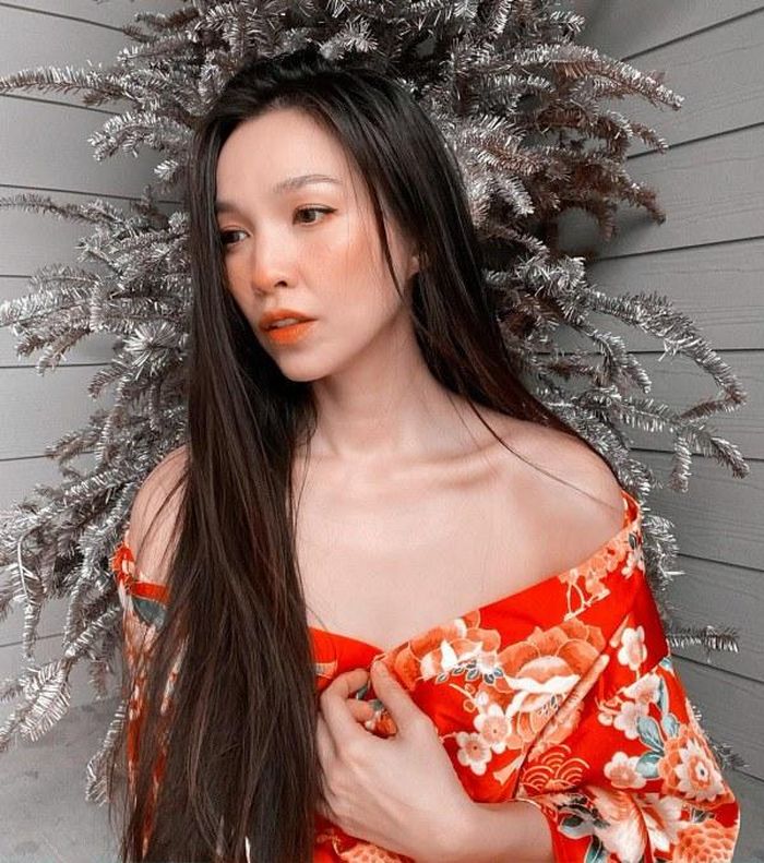 Người đẹp sinh năm 1981 sở hữu đôi vai trần thanh mảnh, làn da hoàn mỹ và nhan sắc vẫn xinh đẹp như thuở 18 20.