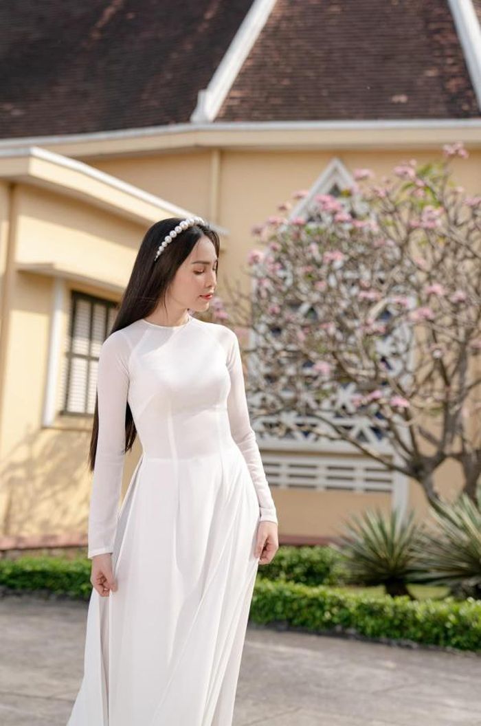 Kèm theo dòng trạng thái, nhiều cư dân mạng cũng tinh ý và không quên để lời những lời khen cho nhan sắc trẻ trung, chẳng có dấu hiệu lão hóa của Hiền Thục.
