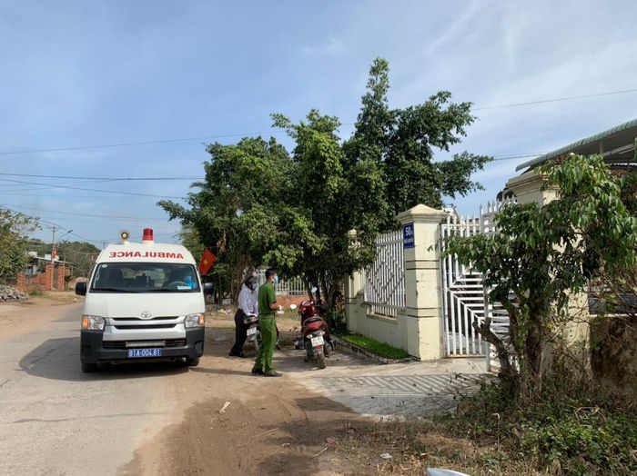 Đội truy vết phối hợp với lực lượng Công an địa phương đến tận nhà đưa các trường hợp F1 đi cách ly tập trung. Ảnh: Vũ Chi
