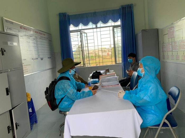 Đội truy vết họp bàn với y-bác sĩ Trạm Y tế phường Hòa Bình (thị xã Ayun Pa) trong công tác thu thập số liệu, rà soát, truy vết F1 tại địa phương. Ảnh: Vũ Chi