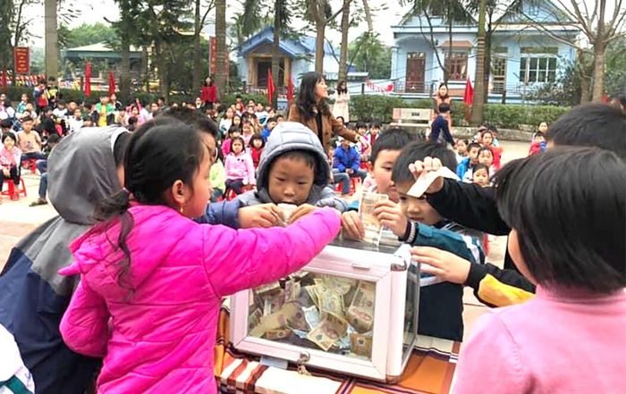Học sinh Trường Tiểu học Lang Sơn, huyện Hạ Hòa đóng góp tiền ủng hộ các bạn có hoàn cảnh khó khăn.