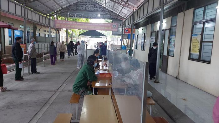 Người dân đến khám bệnh tại BVĐK tỉnh Hải Dương thực hiện khai báo y tế