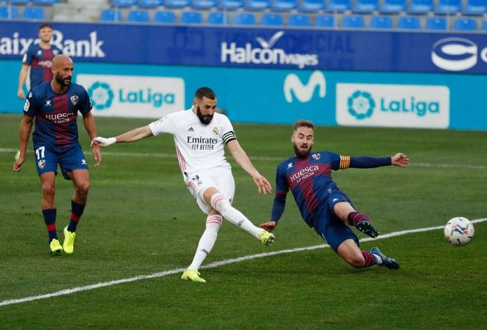  Benzema sẽ tiếc nuối nếu Real không thắng Huesca. Trong trận này, anh bỏ lỡ nhiều cơ hội mười mươi, trong đó có tình huống bỏ lỡ khó tin ở phút 77. Sau cú cản phá của thủ môn Huesca, Benzema nhận bóng ở khoảng cách vài mét so với khung thành. Anh có đủ thời gian và không gian để xử lý, nhưng cú sút đi trúng người thủ môn Huesca. 