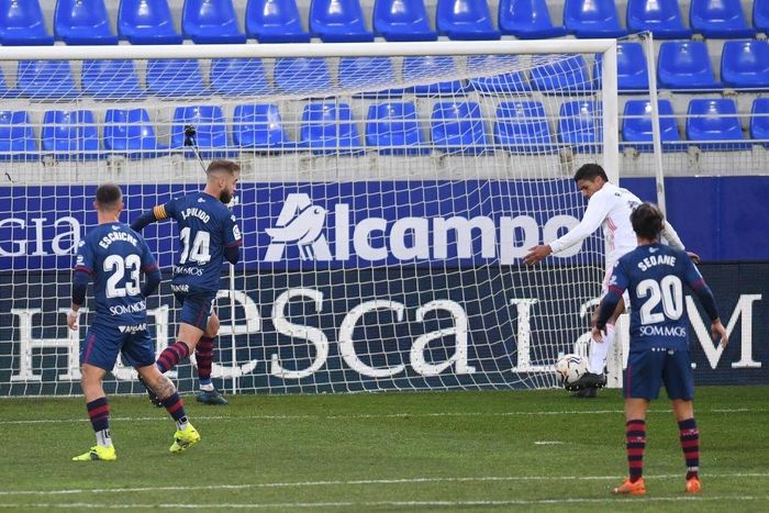  Phút 84, Varane ấn định tỷ số 2-1 sau khoảnh khắc đệm bóng vào khung thành bỏ trống. Real gần như bất lực trong một loạt tình huống tấn công về phía khung thành của Huesca. Tuy nhiên, Varane xuất hiện đúng lúc để trở thành người hùng Real. Đây là trận đầu tiên Varane ghi bàn ở La Liga 2020/21. 