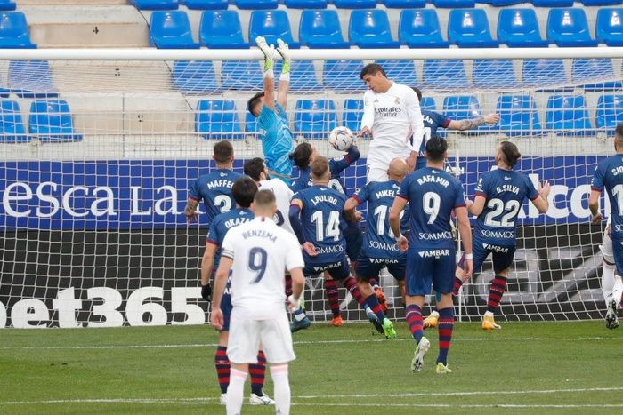  Phút 54, Varane gỡ hòa cho Real. Trên vạch đá phạt, Karin Benzema sút dội xà Huesca. Bóng nẩy lên, tạo khung cảnh lộn xộn trong vòng cấm. Varane đã chọn điểm rơi chuẩn xác để mang về bàn thắng cho "Bầy kền kền". 