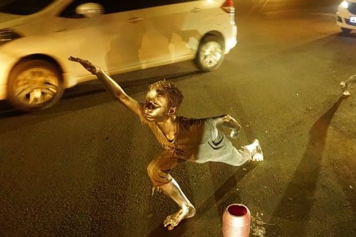  Trẻ em Indonesia cũng làm công việc này. Ảnh: The Guardian. 