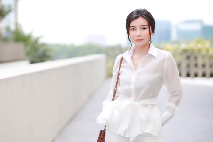  Sống chậm, không chạy show đồng nghĩa với việc kiếm tiền ít hơn nhưng nữ diễn viên khẳng định cô cảm thấy ổn. Cô tâm sự: "Tôi không làm nhiều nhưng cũng không tiêu xài nhiều. Hàng ngày, tôi tự nấu cơm, quản lý việc kinh doanh và tập gym. Thu nhập của tôi không dư dả, cũng không thiếu thốn. Tôi cảm thấy hài lòng". 